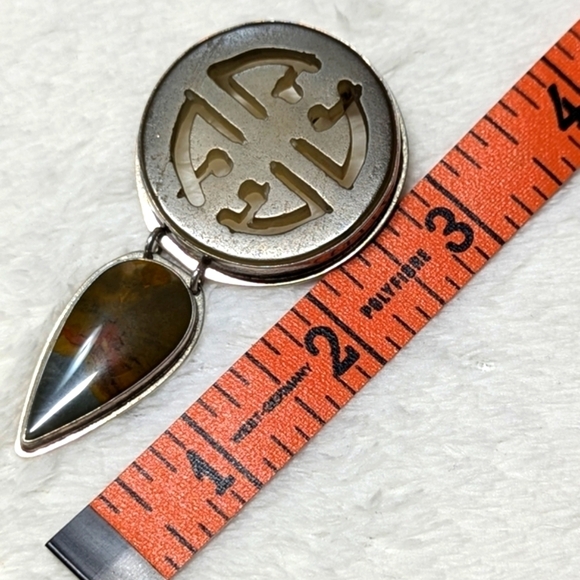 Vintage OOAK Carved Stone and Natural Agate Pendant/Brooche in Sterling Silver - Picture 8 of 9